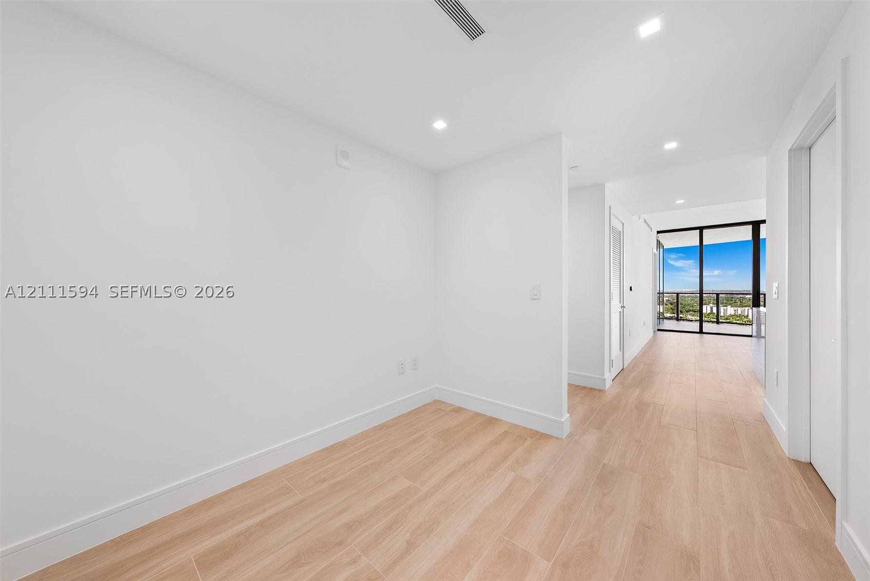 2411 Laguna Cir #2506 North Miami, FL 33181