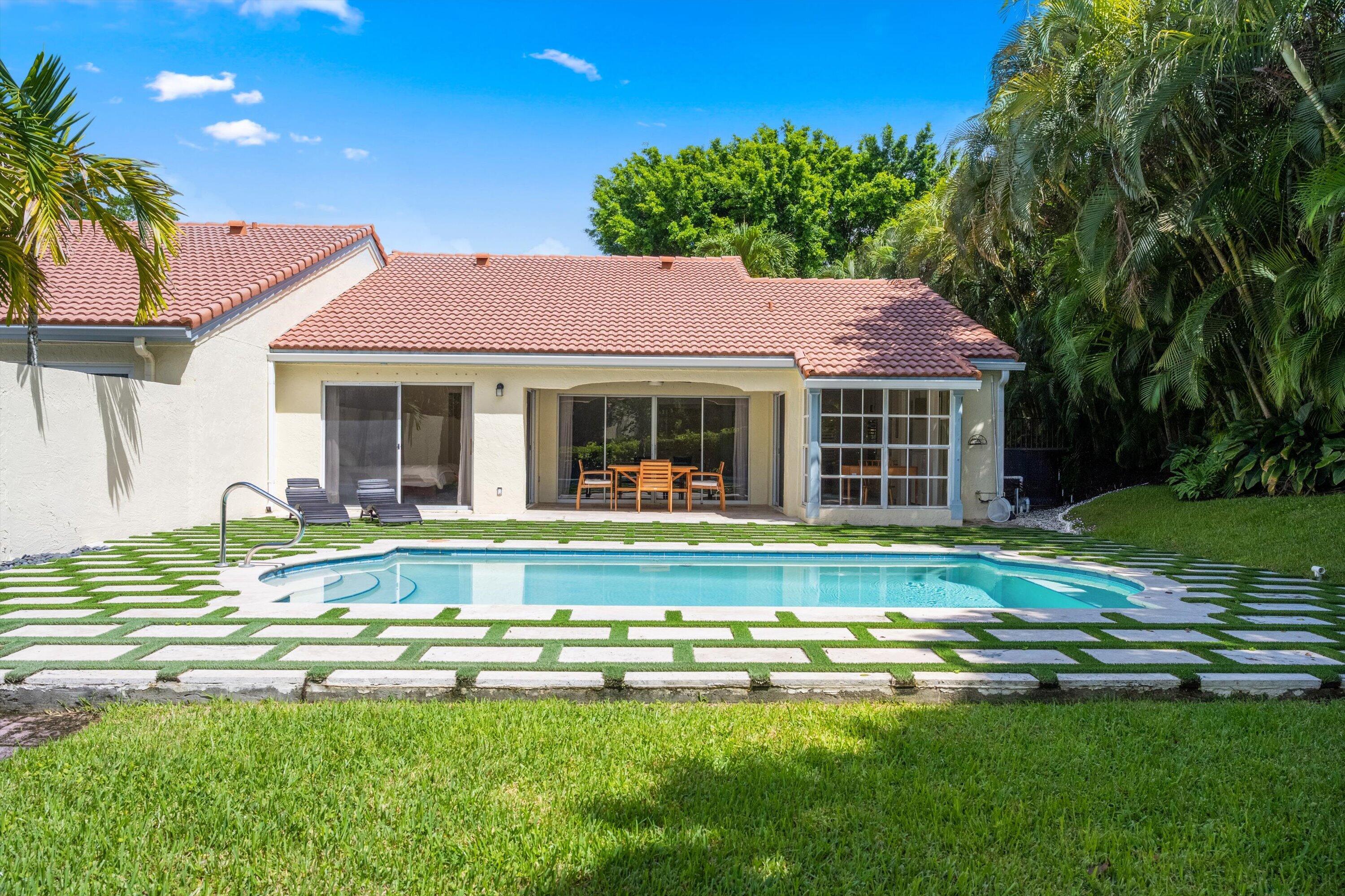2236 Las Casitas Wellington, FL 33414