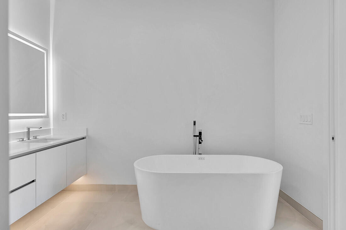 220 Lake Shr #2411 Lake Park, FL 33403