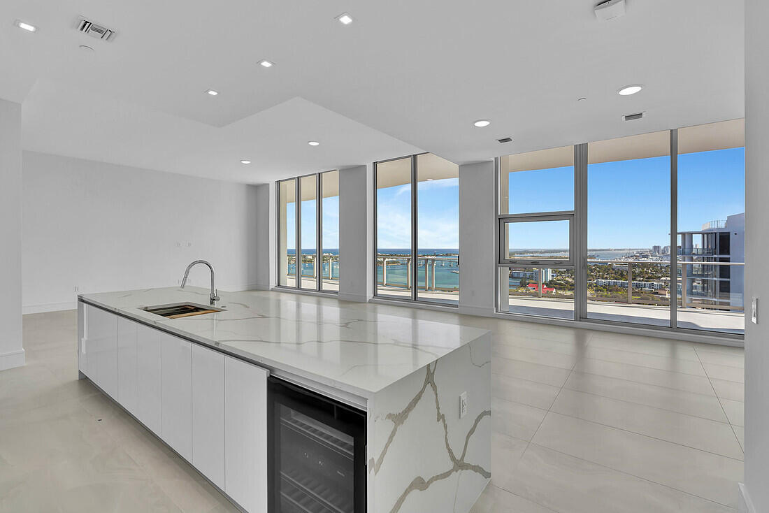 220 Lake Shr #2411 Lake Park, FL 33403