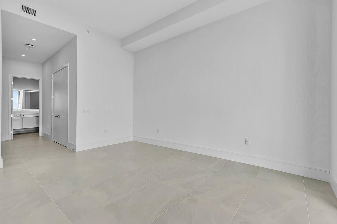 220 Lake Shr #2411 Lake Park, FL 33403