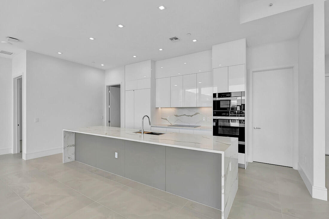 220 Lake Shr #2411 Lake Park, FL 33403