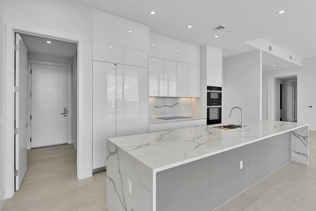 220 Lake Shr #2411 Lake Park, FL 33403