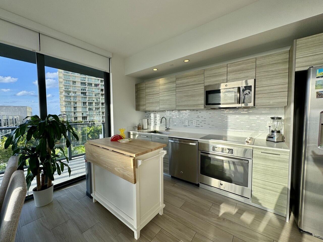 121 NE 34th #1116