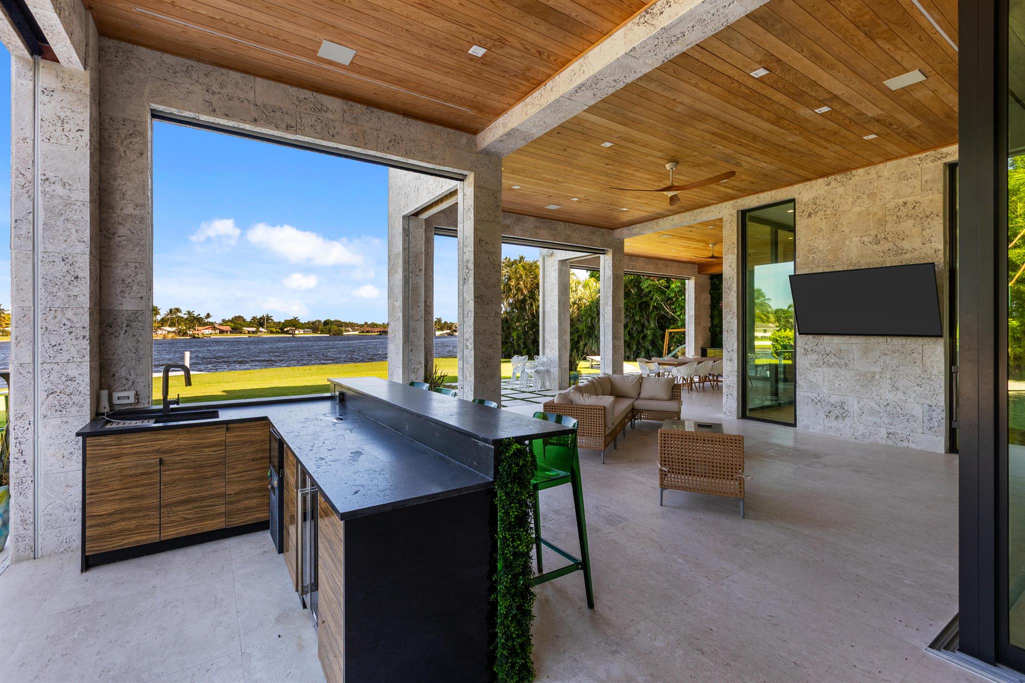 907 SW 37th Ct Boynton Beach, FL 33435