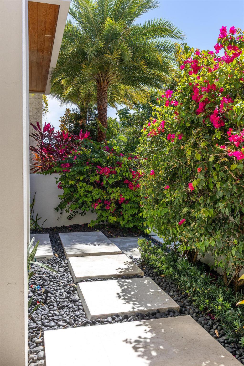 907 SW 37th Ct Boynton Beach, FL 33435