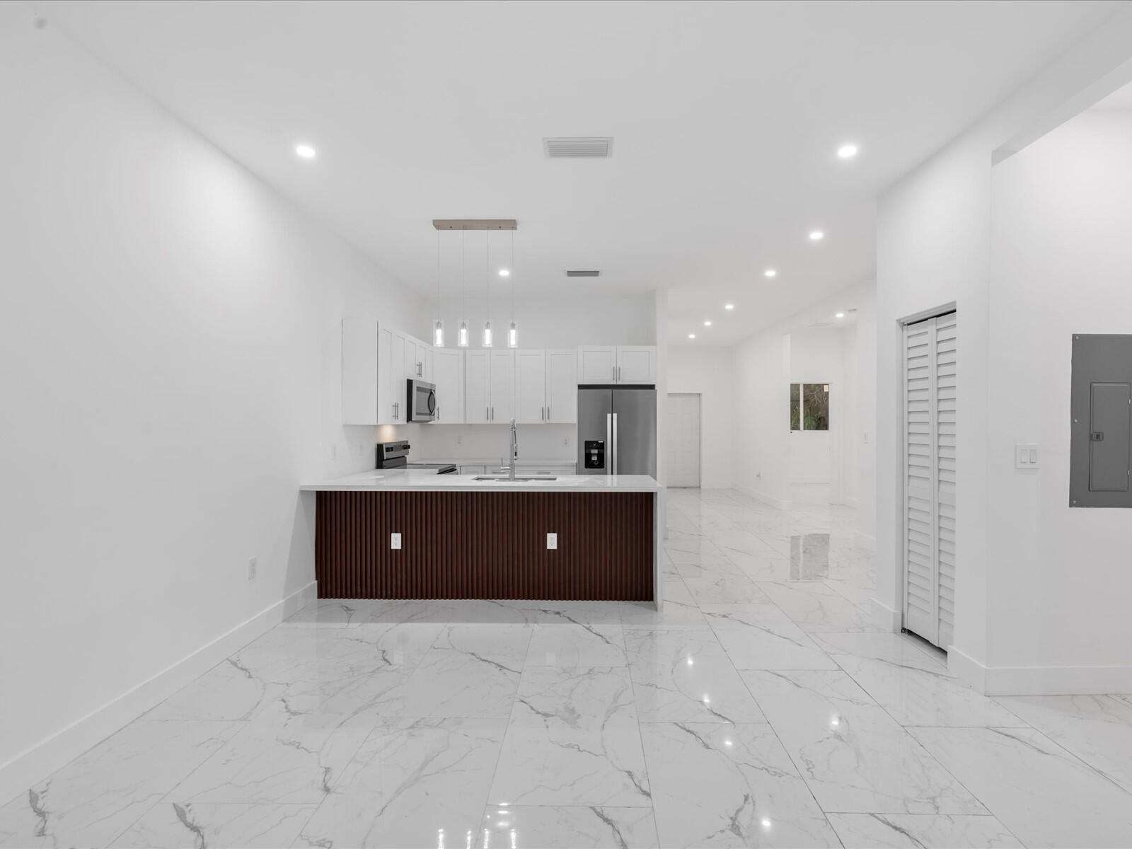 533 NW 16th Ave Fort Lauderdale, FL 33311