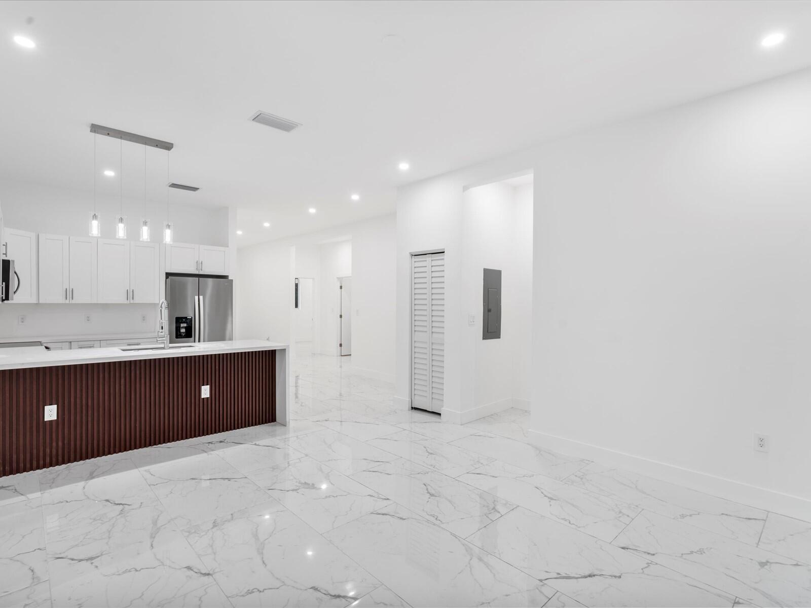 533 NW 16th Ave Fort Lauderdale, FL 33311