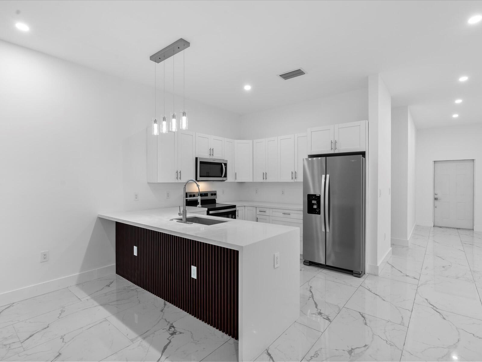 533 NW 16th Ave Fort Lauderdale, FL 33311