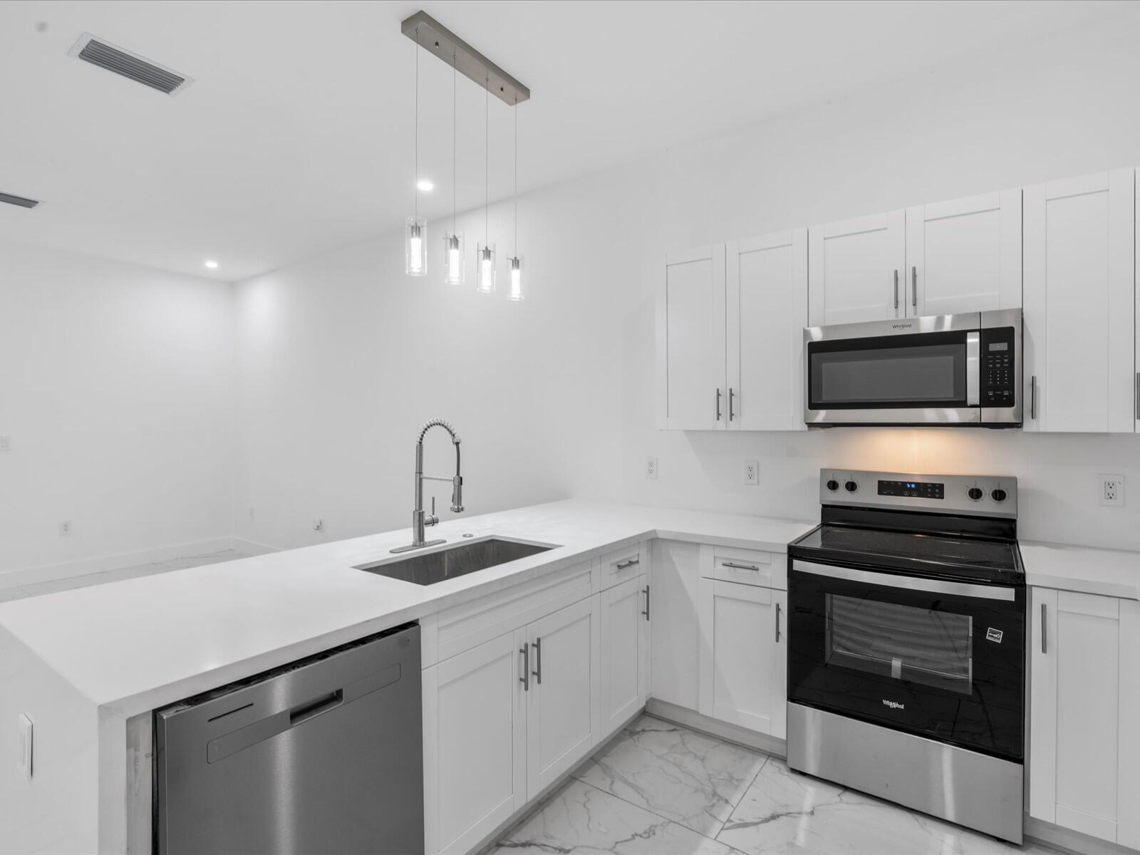 533 NW 16th Ave Fort Lauderdale, FL 33311