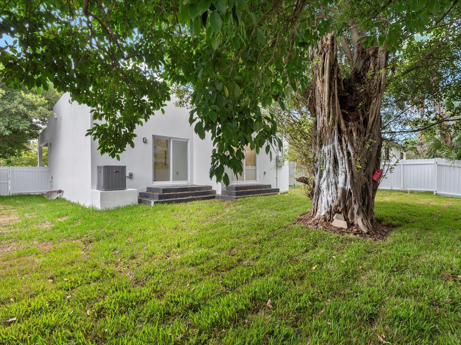 533 NW 16th Ave Fort Lauderdale, FL 33311