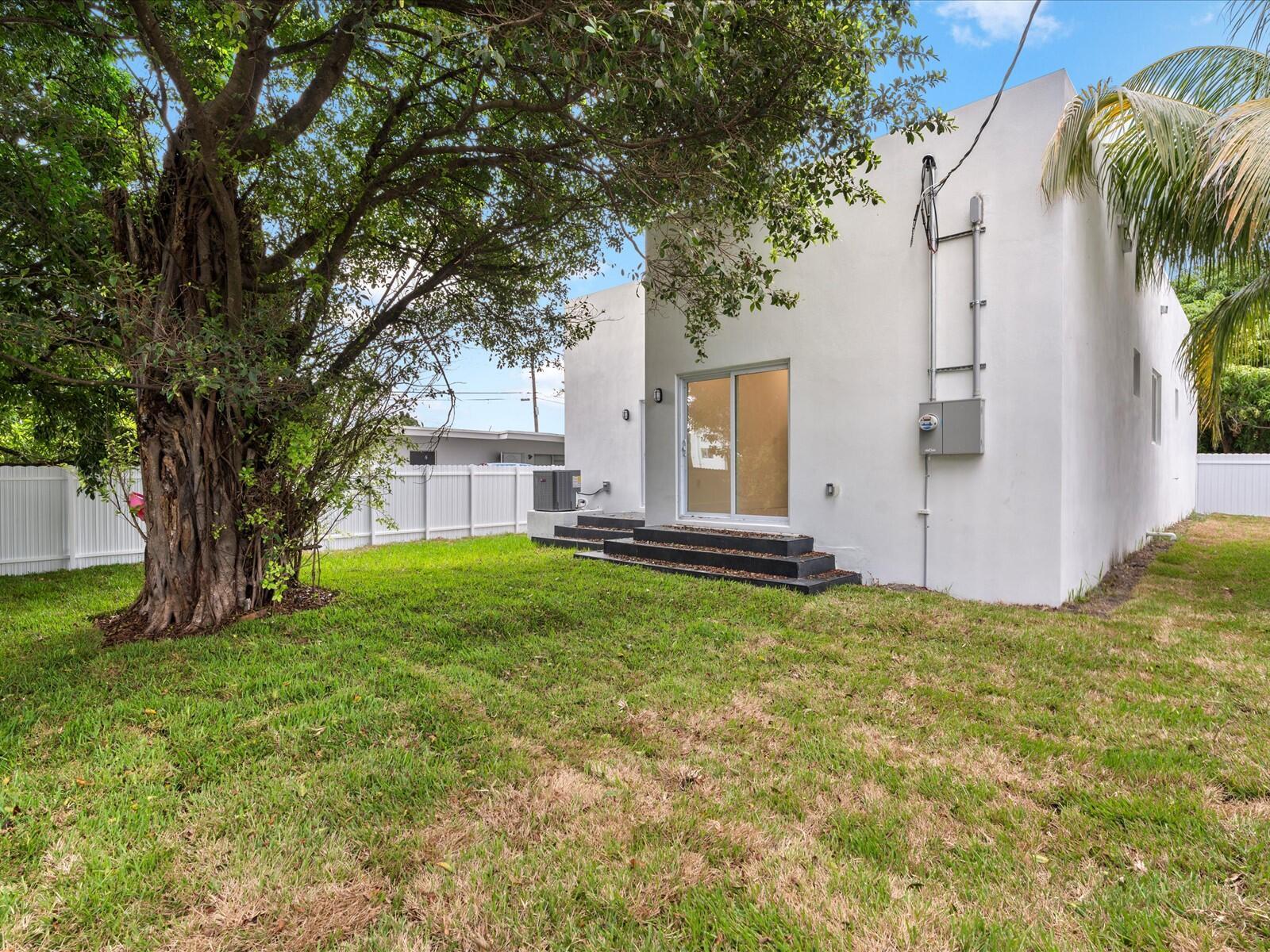 533 NW 16th Ave Fort Lauderdale, FL 33311