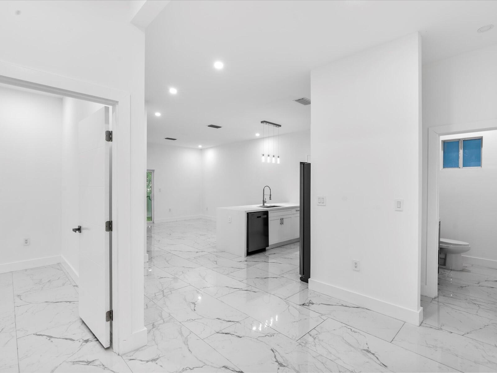 533 NW 16th Ave Fort Lauderdale, FL 33311