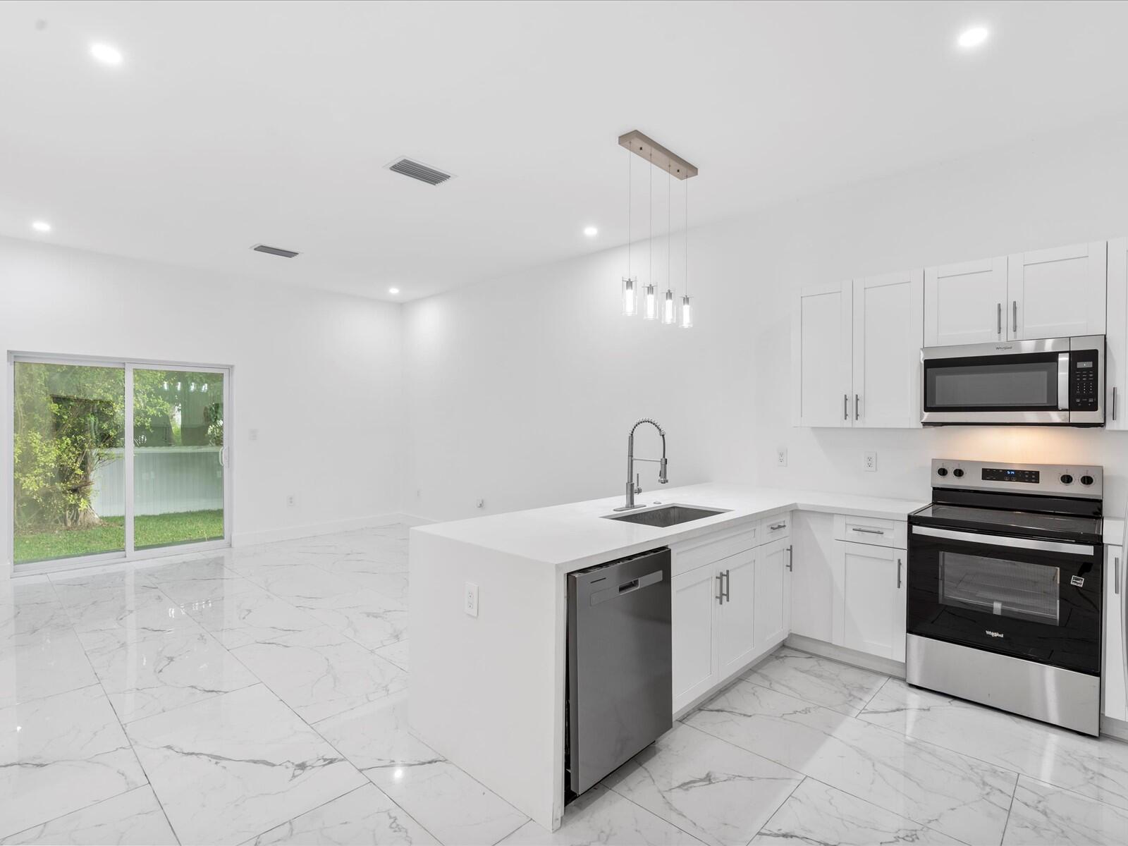 533 NW 16th Ave Fort Lauderdale, FL 33311