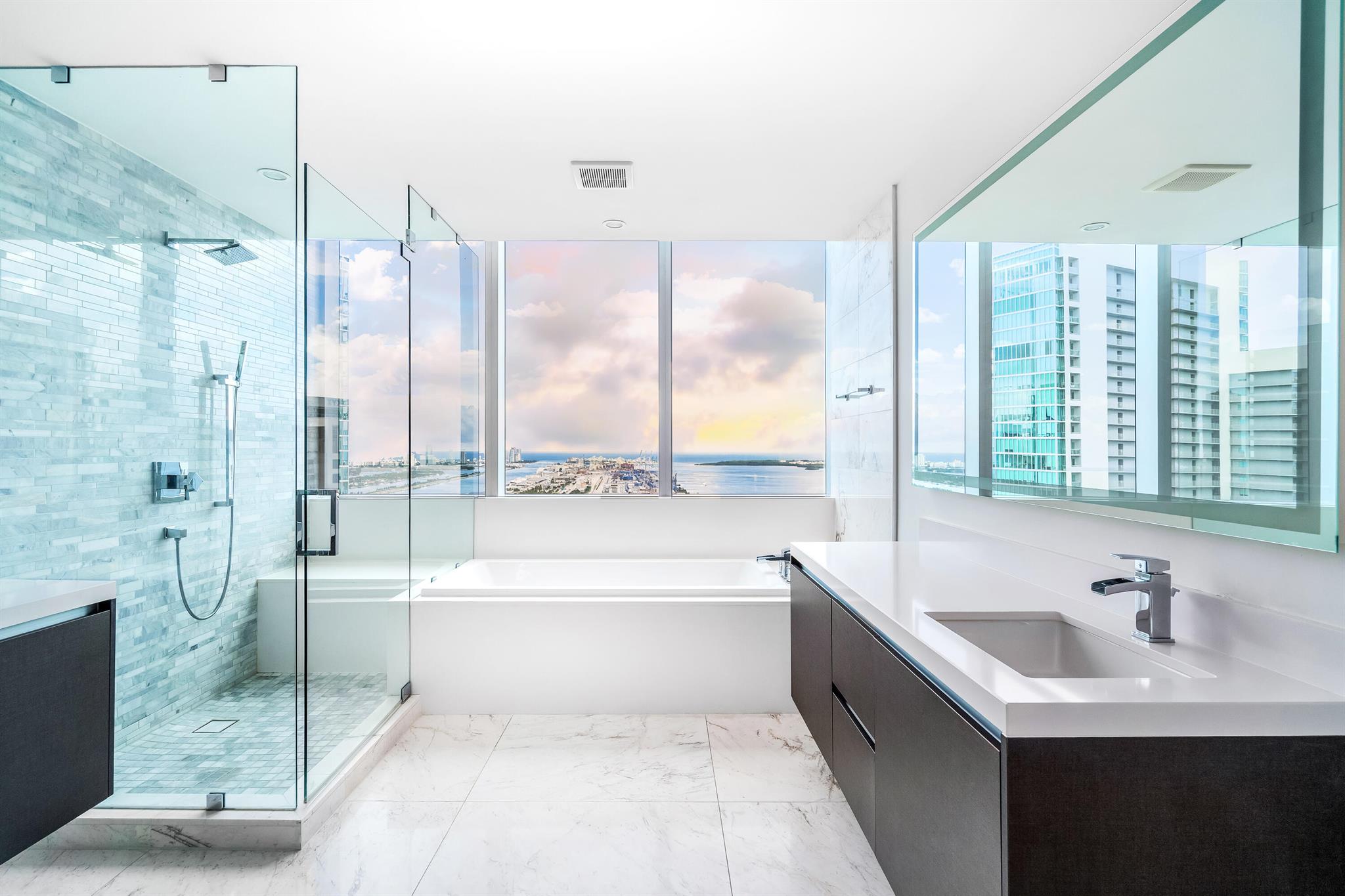 image Paramount Miami Worldcent7