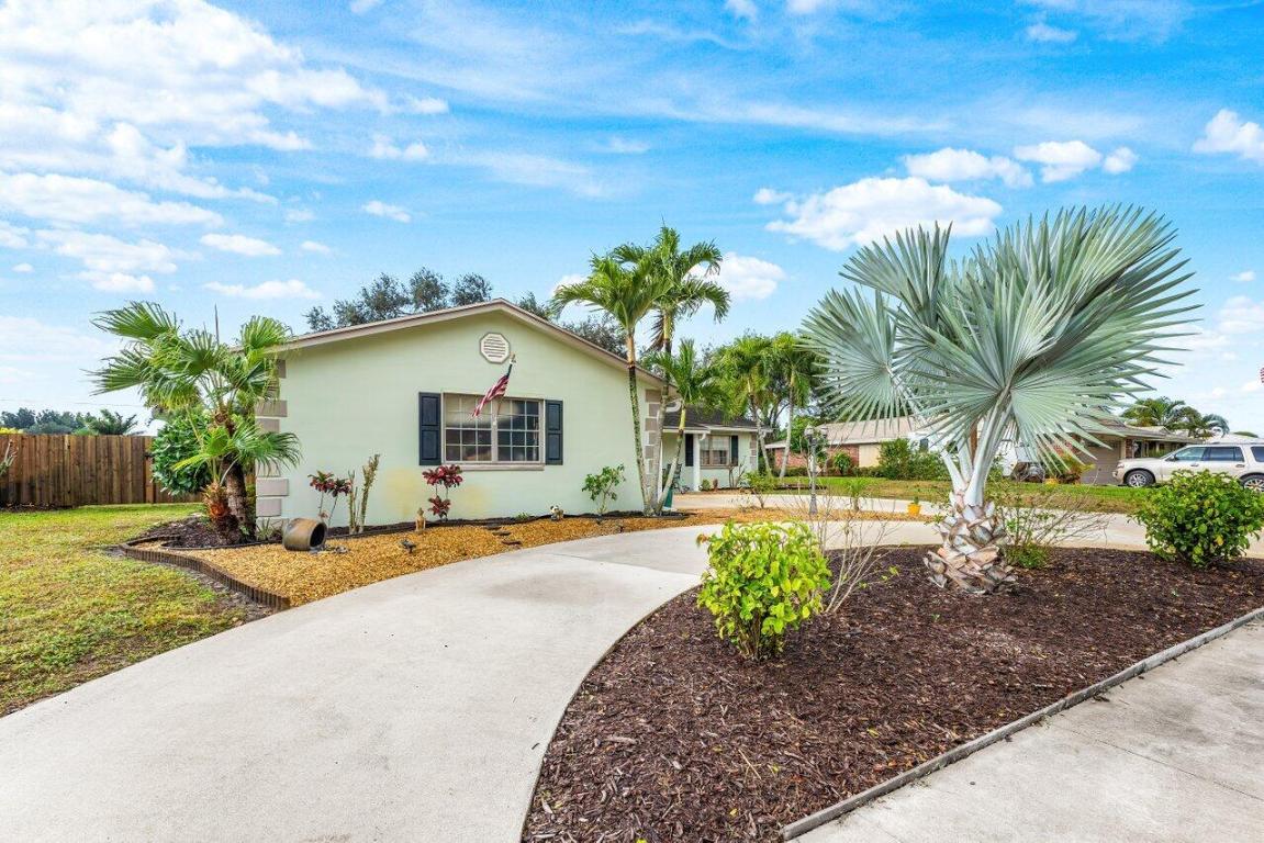 7332 Oakmont Lake Worth, FL 33467