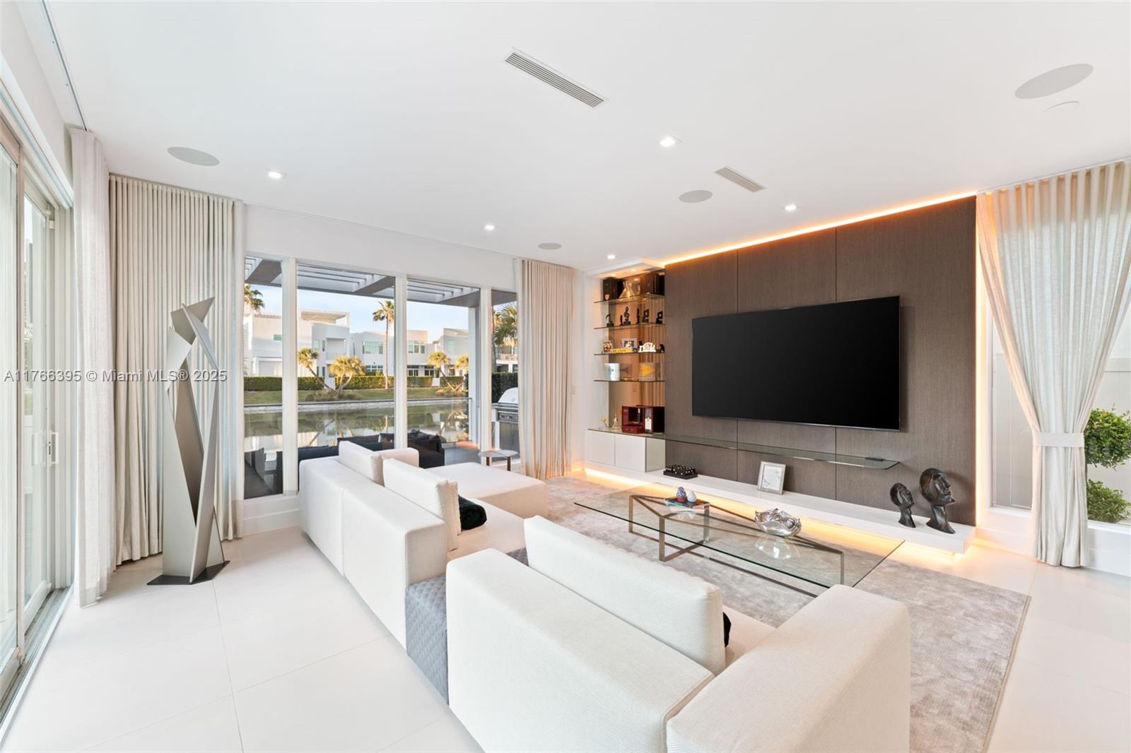 10561 NW 67th Ter Doral, FL 33178