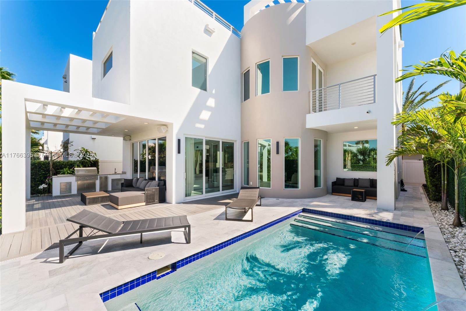 10561 NW 67th Ter Doral, FL 33178