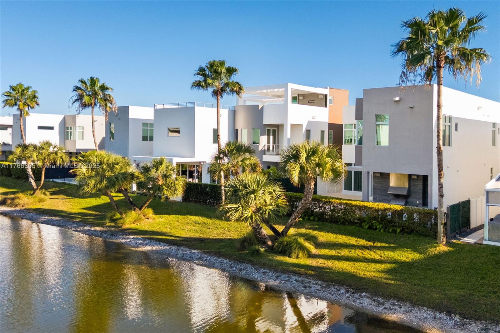 10561 NW 67th Ter Doral, FL 33178