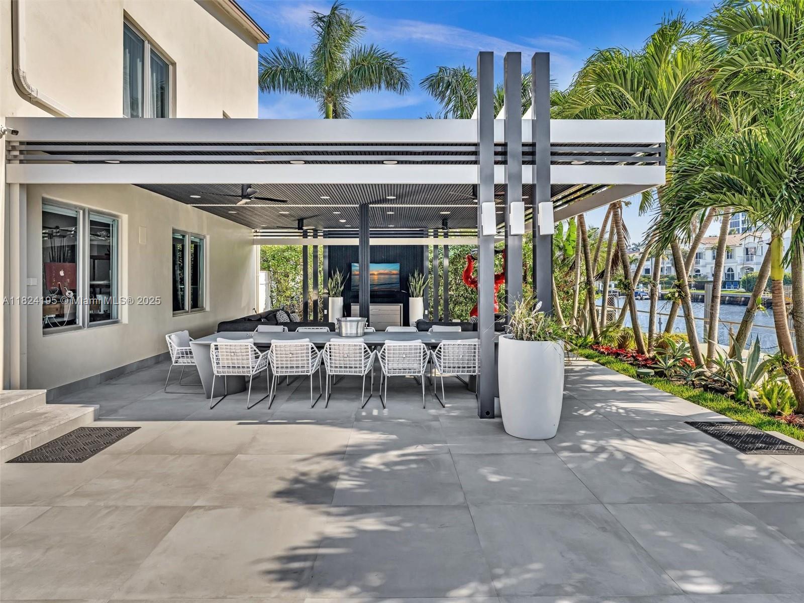 307 Holiday Dr Hallandale Beach, FL 33009