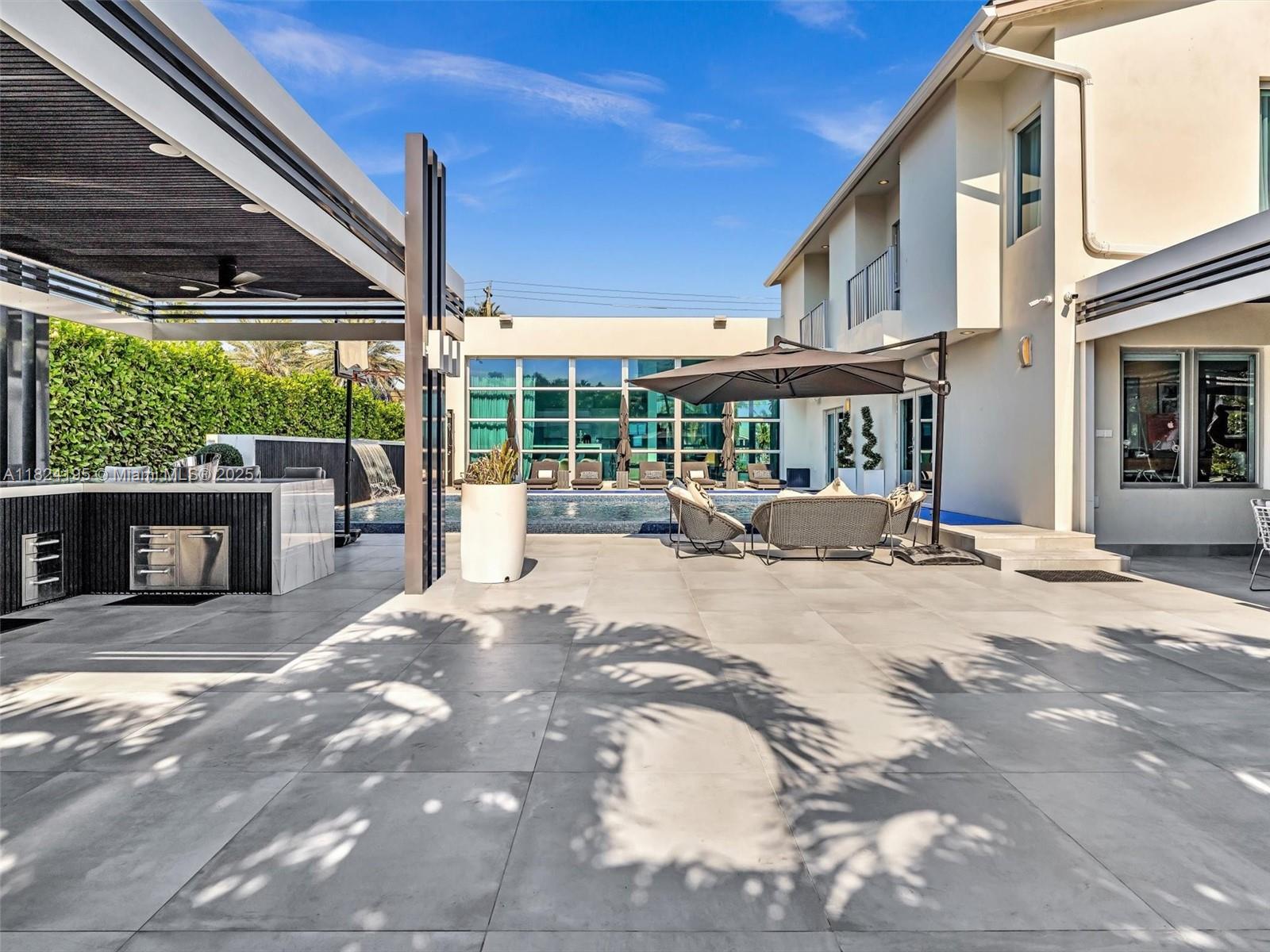 307 Holiday Dr Hallandale Beach, FL 33009