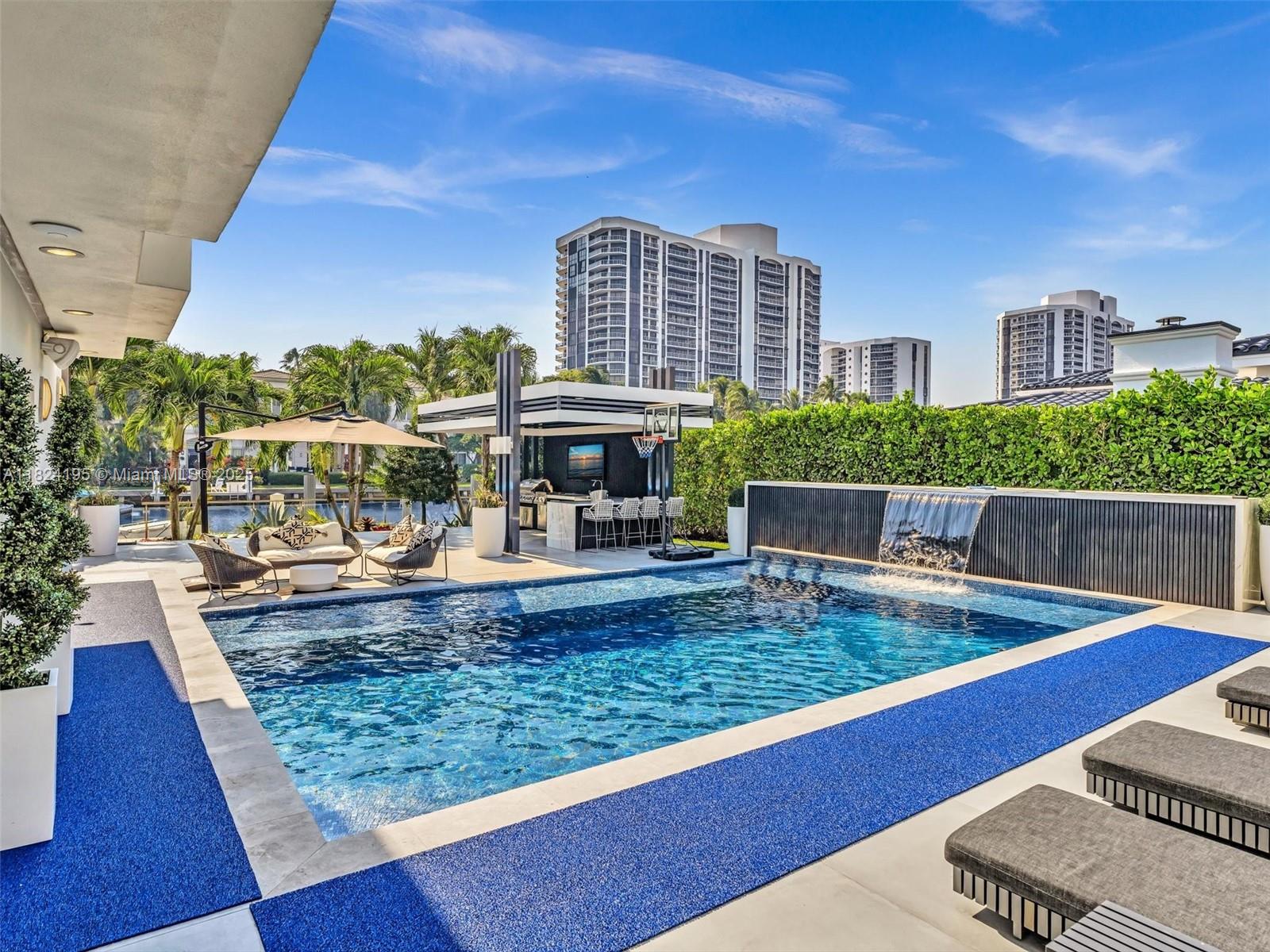 307 Holiday Dr Hallandale Beach, FL 33009