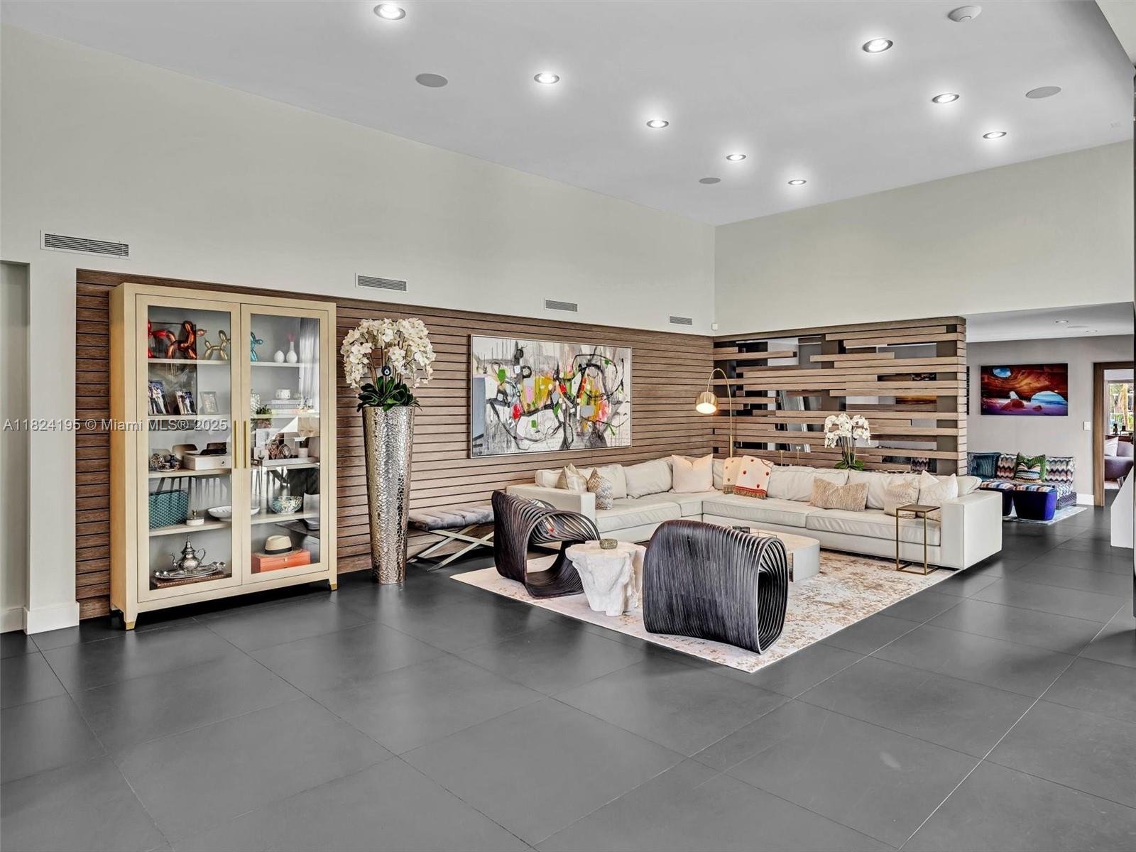 307 Holiday Dr Hallandale Beach, FL 33009