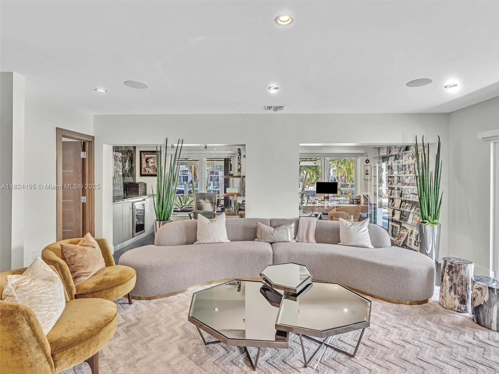 307 Holiday Dr Hallandale Beach, FL 33009