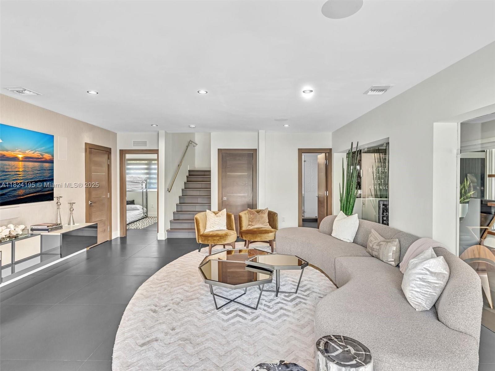 307 Holiday Dr Hallandale Beach, FL 33009