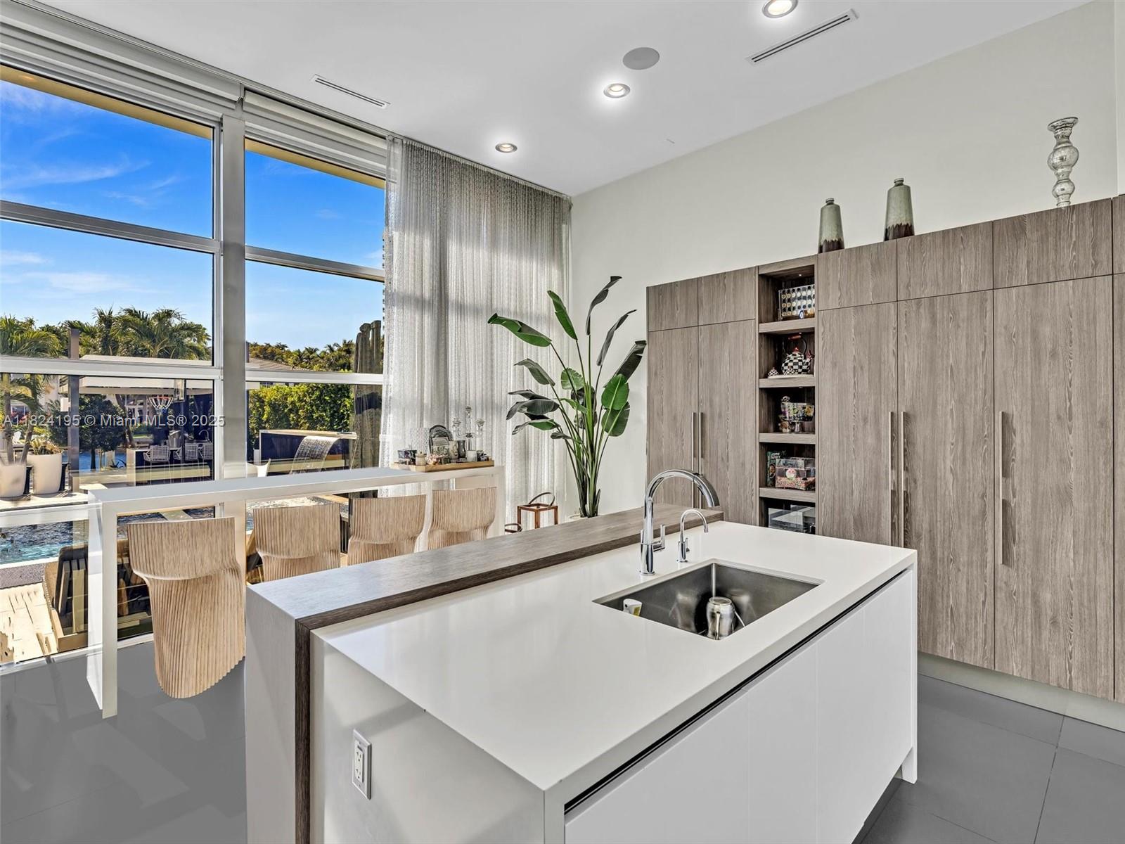 307 Holiday Dr Hallandale Beach, FL 33009