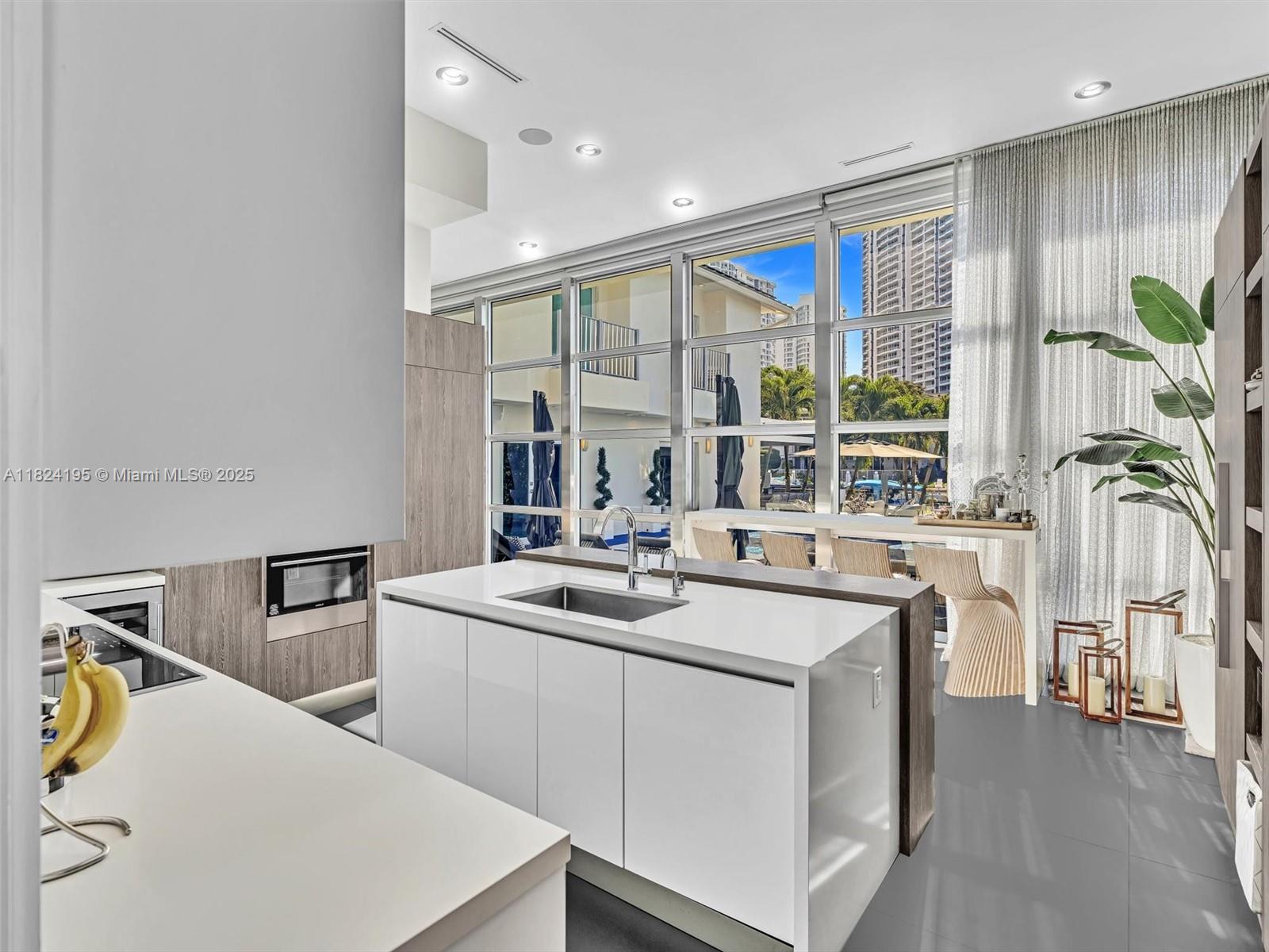 307 Holiday Dr Hallandale Beach, FL 33009