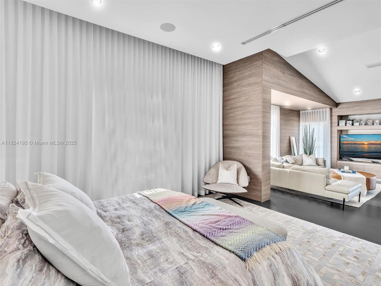 307 Holiday Dr Hallandale Beach, FL 33009