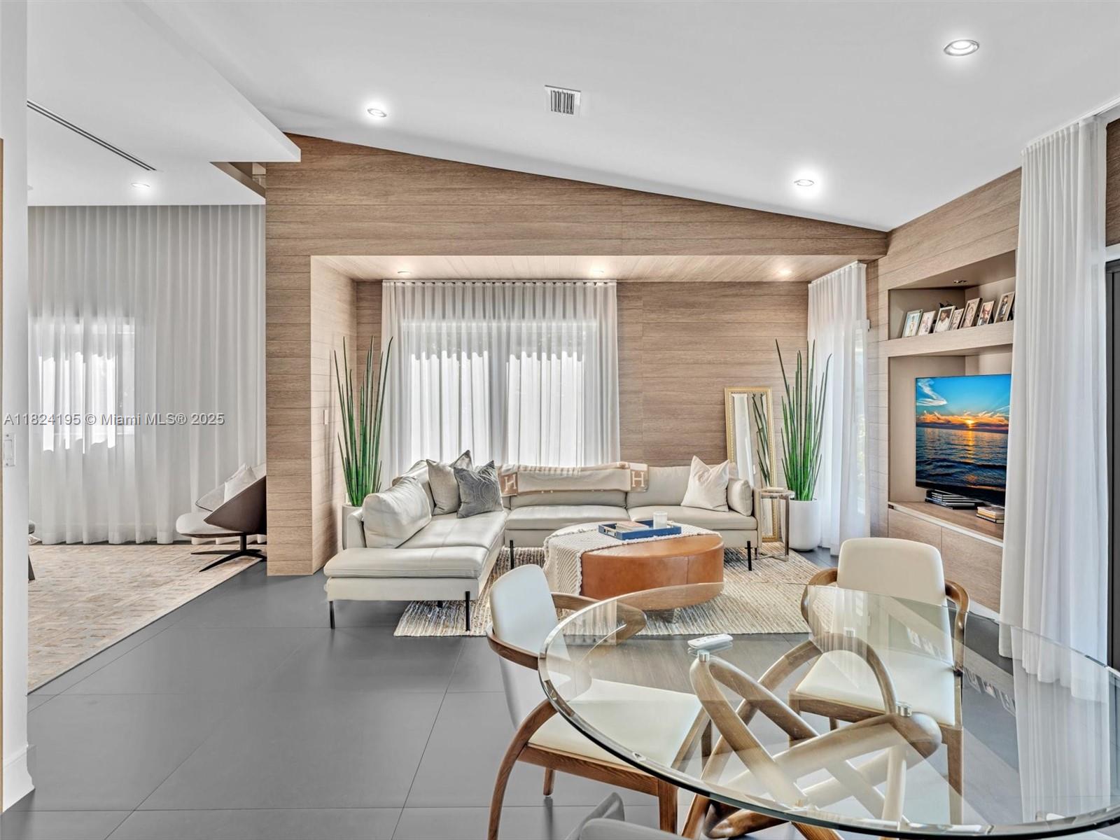 307 Holiday Dr Hallandale Beach, FL 33009