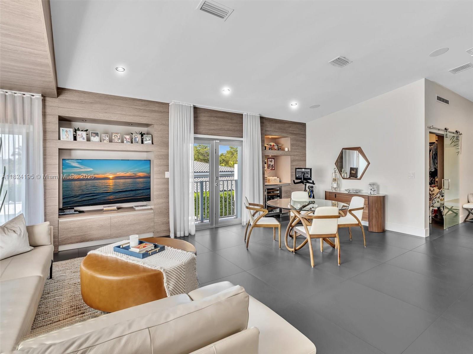 307 Holiday Dr Hallandale Beach, FL 33009