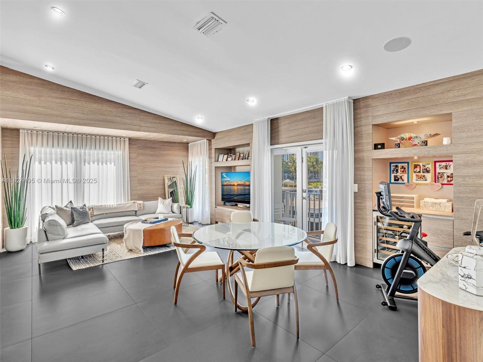 307 Holiday Dr Hallandale Beach, FL 33009