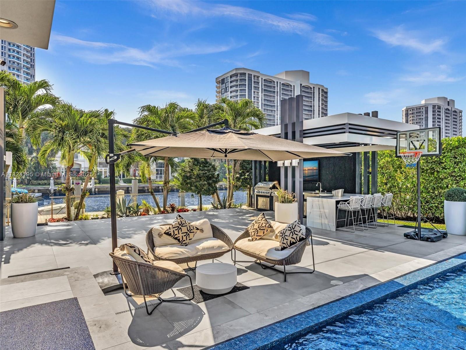 307 Holiday Dr Hallandale Beach, FL 33009