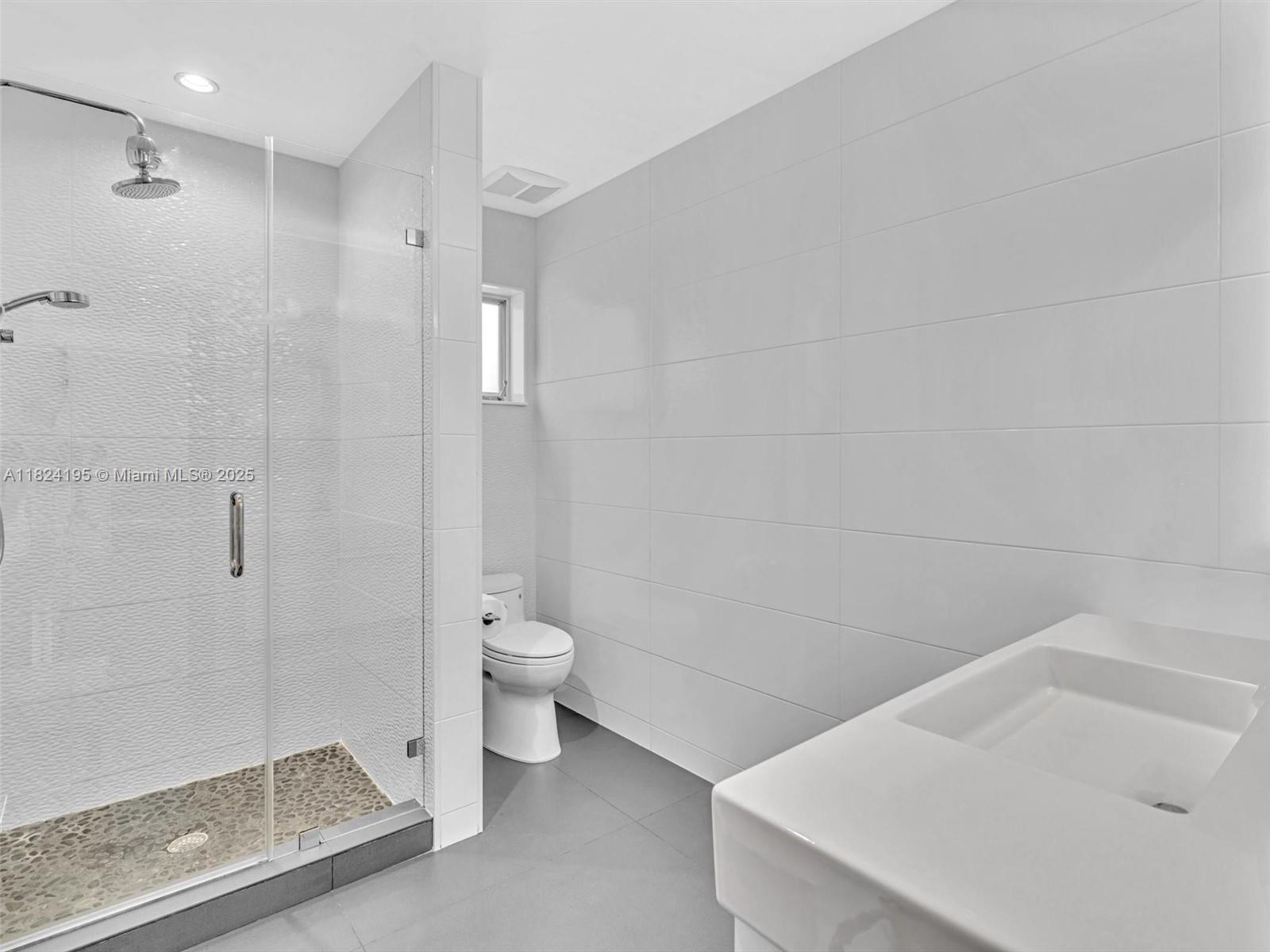 307 Holiday Dr Hallandale Beach, FL 33009