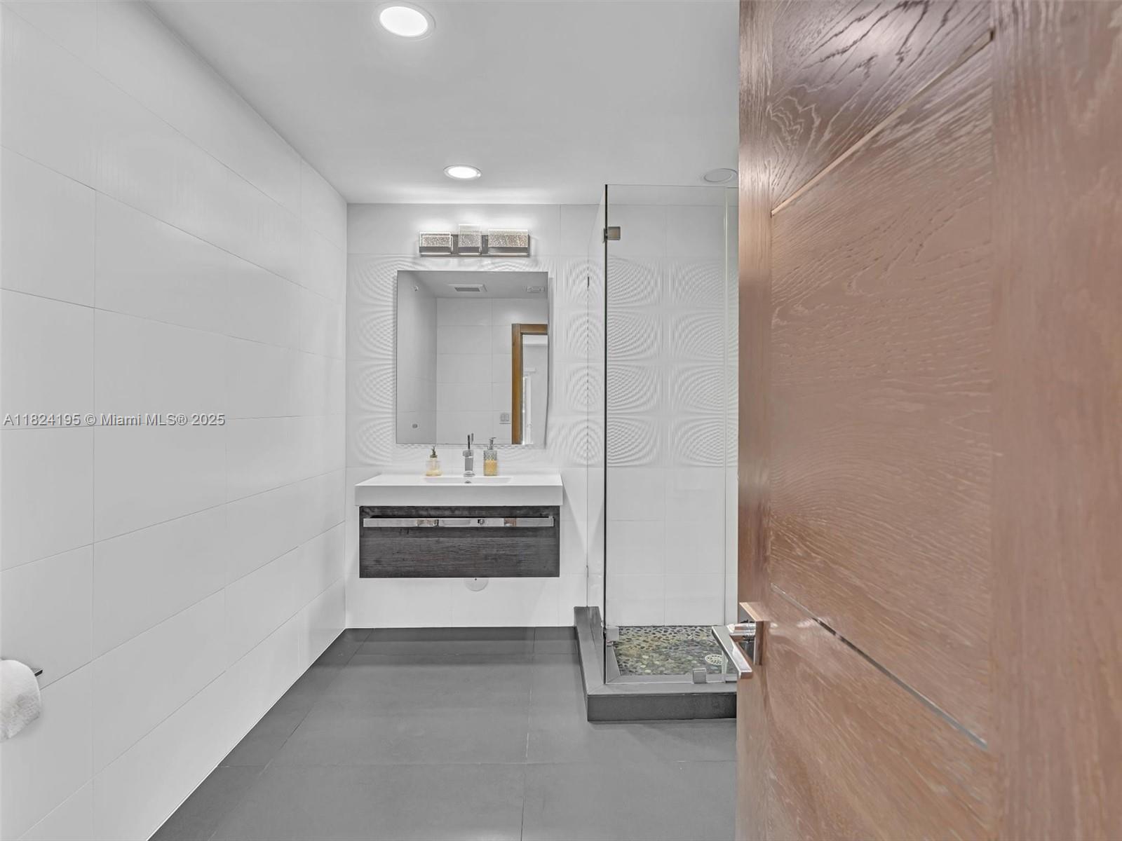 307 Holiday Dr Hallandale Beach, FL 33009