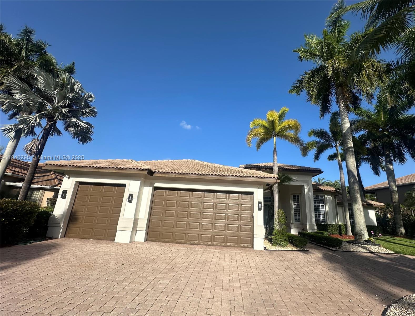 1446 Victoria Isle Dr