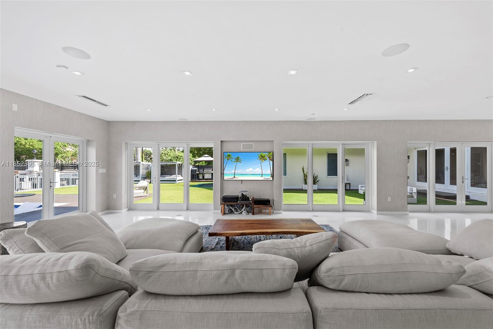 194 Golden Bch Dr Golden Beach, FL 33160