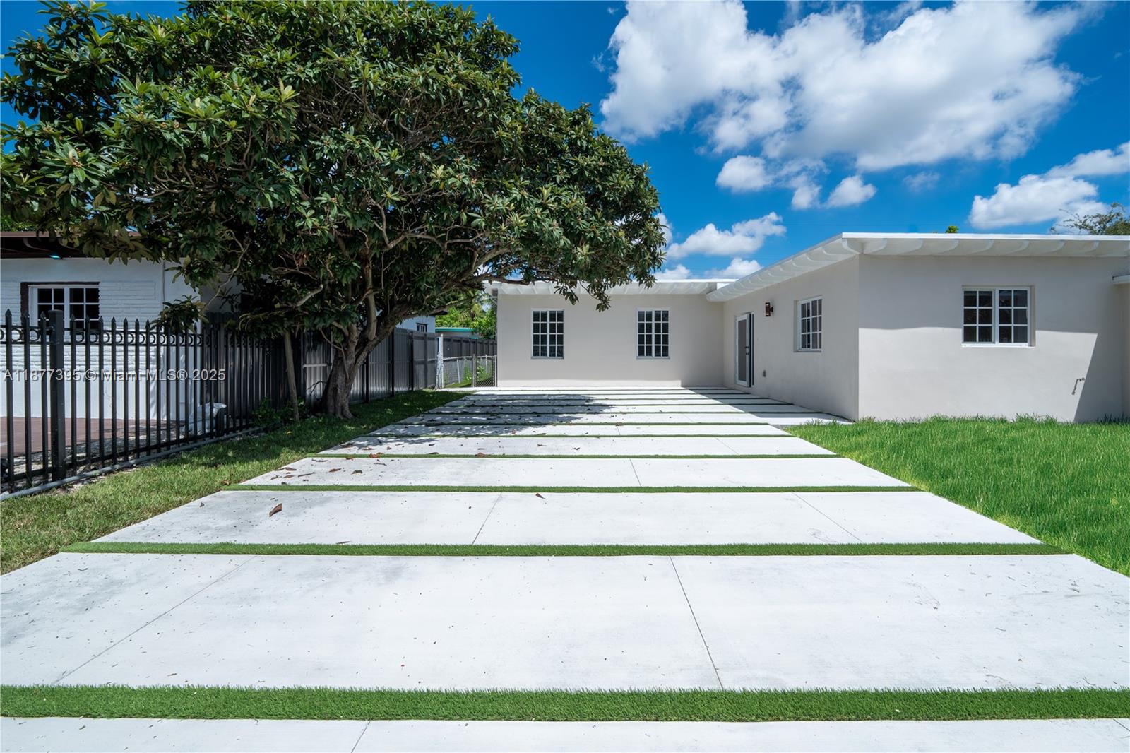 323 NW 104th Ter