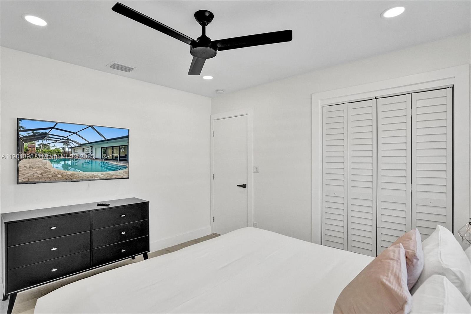 1141 N Northlake Dr Hollywood, FL 33019