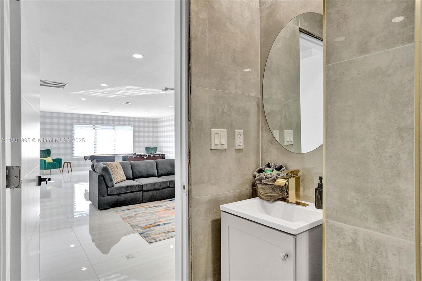 1141 N Northlake Dr Hollywood, FL 33019