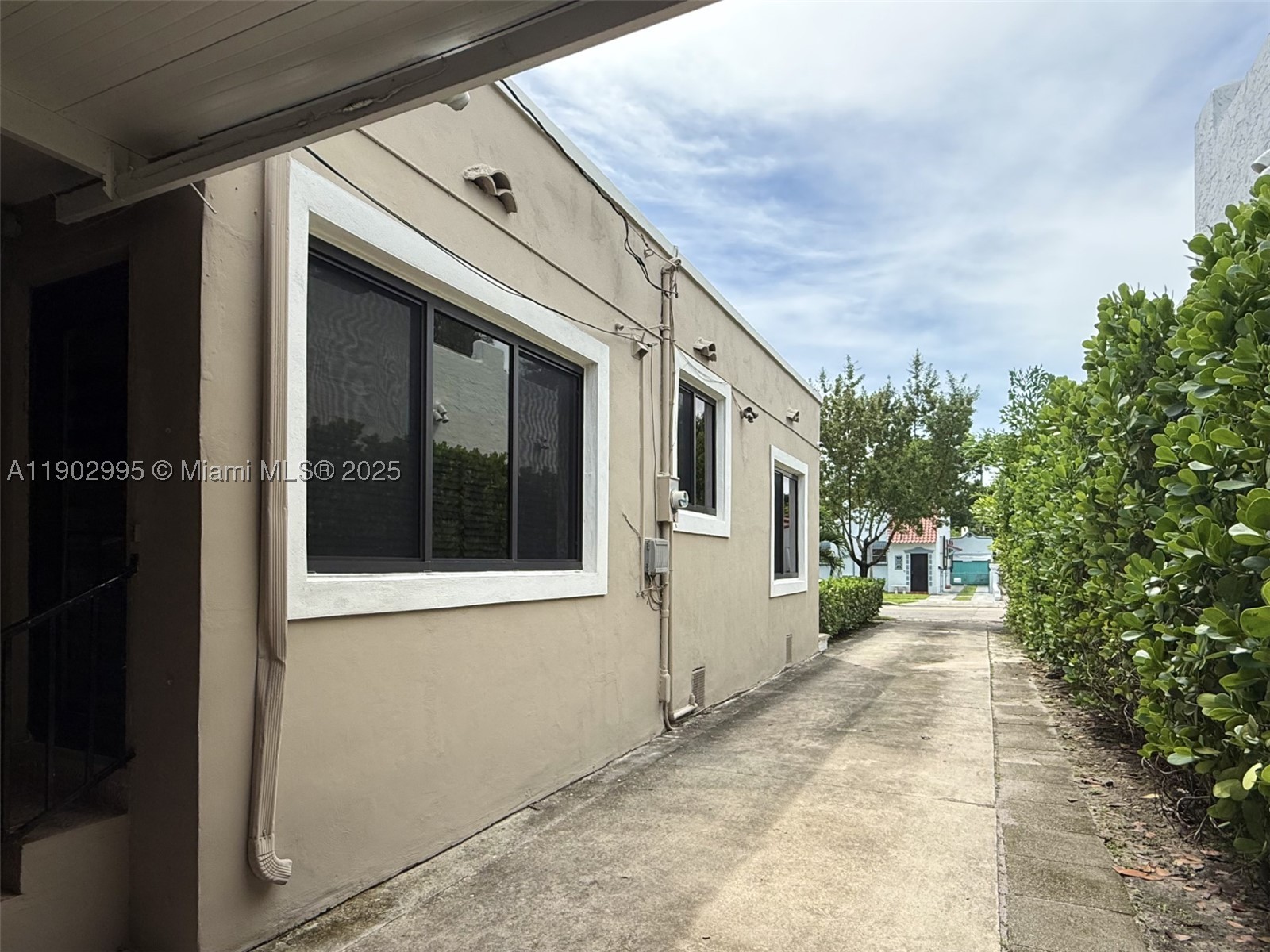 1835 SW 10th St Miami, FL 33135