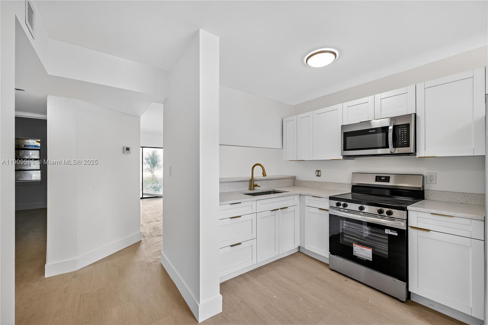 4198 Lakeside Dr #4198 Tamarac, FL 33319