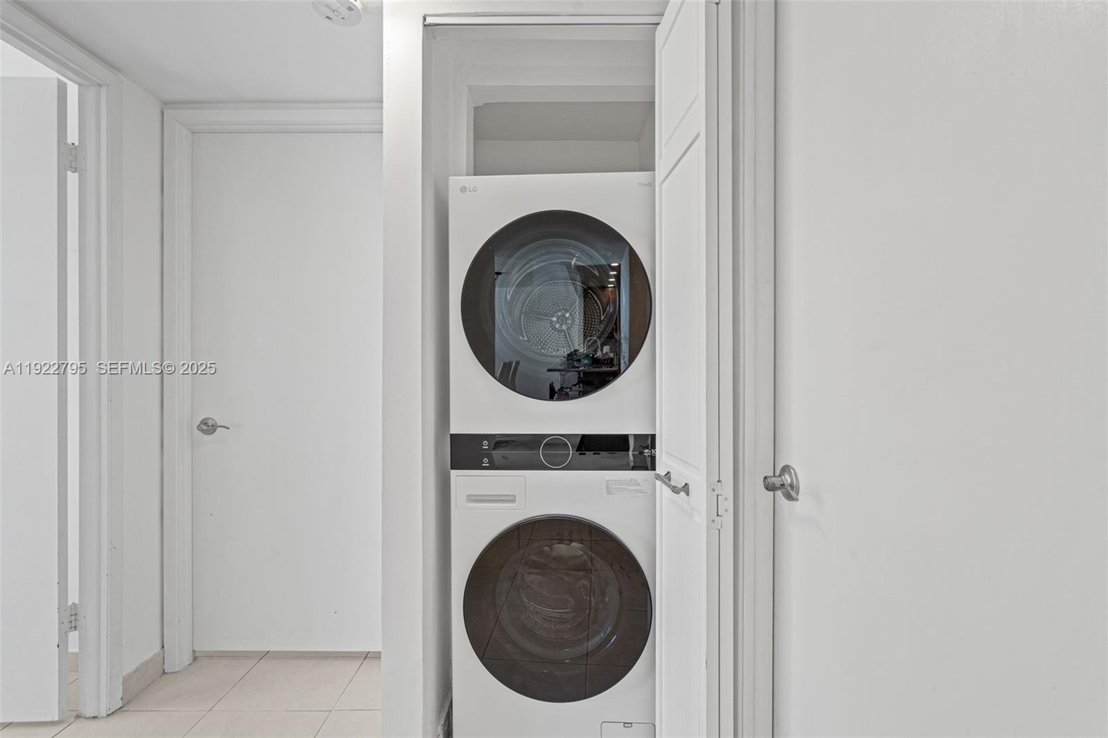 image Brickell Place I16