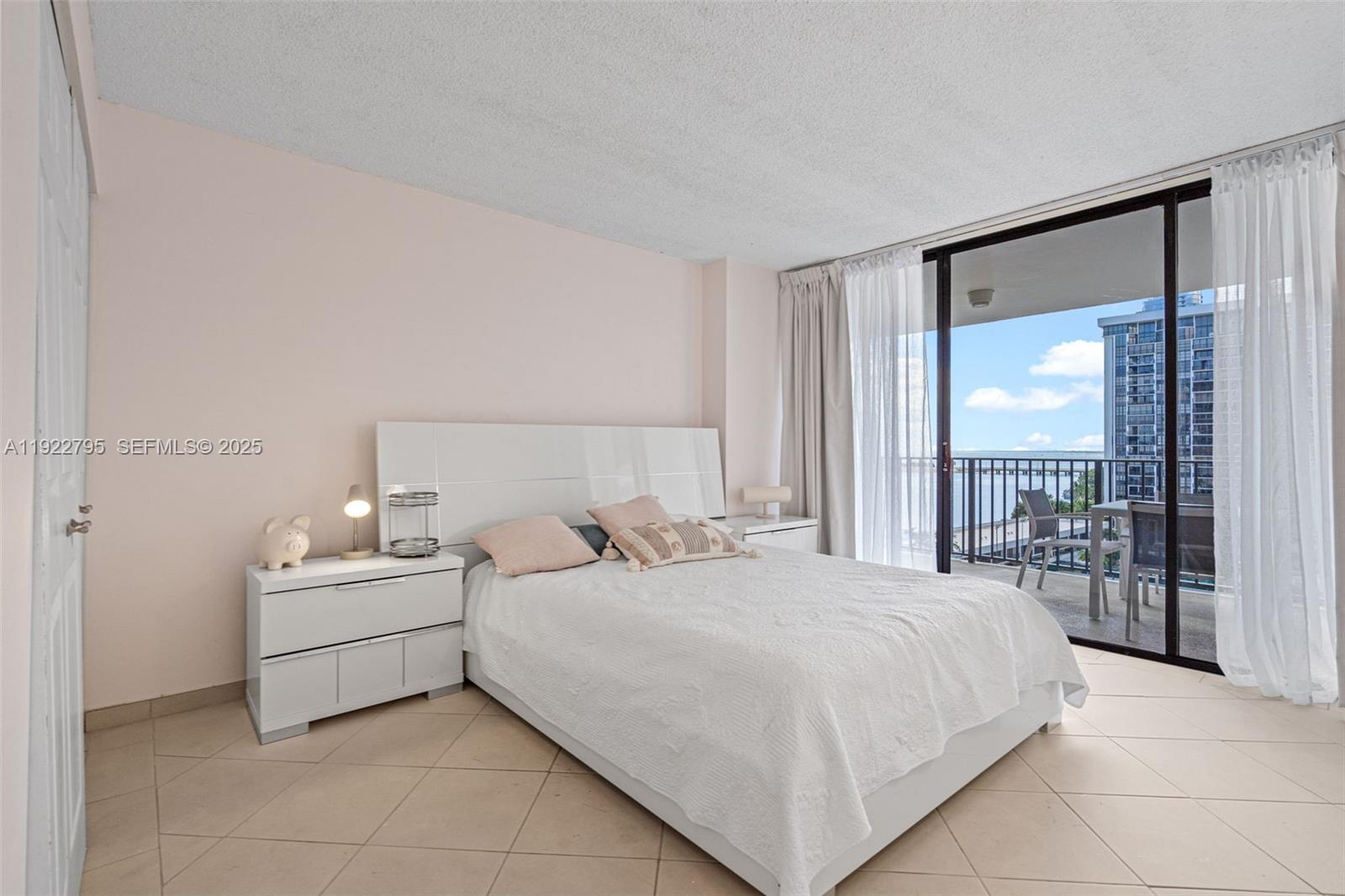 image Brickell Place I17