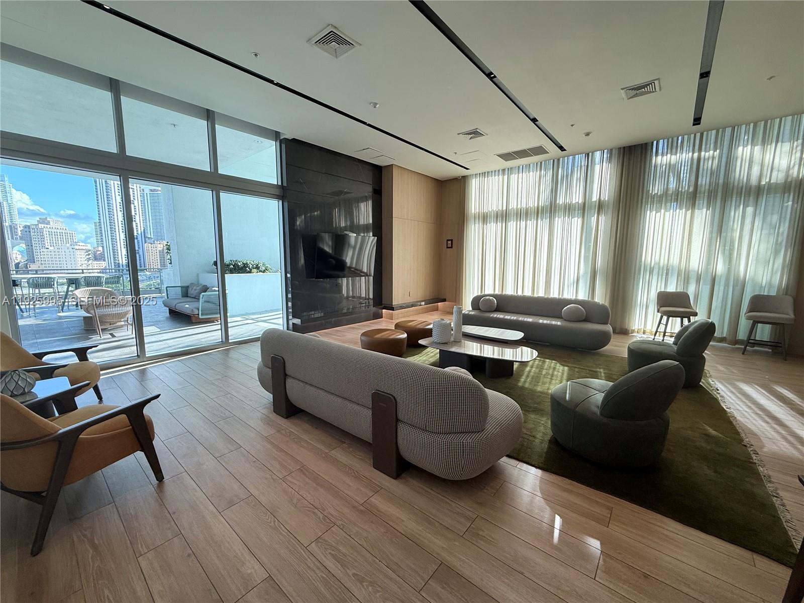 90 SW 3rd St #1809 Miami, FL 33130