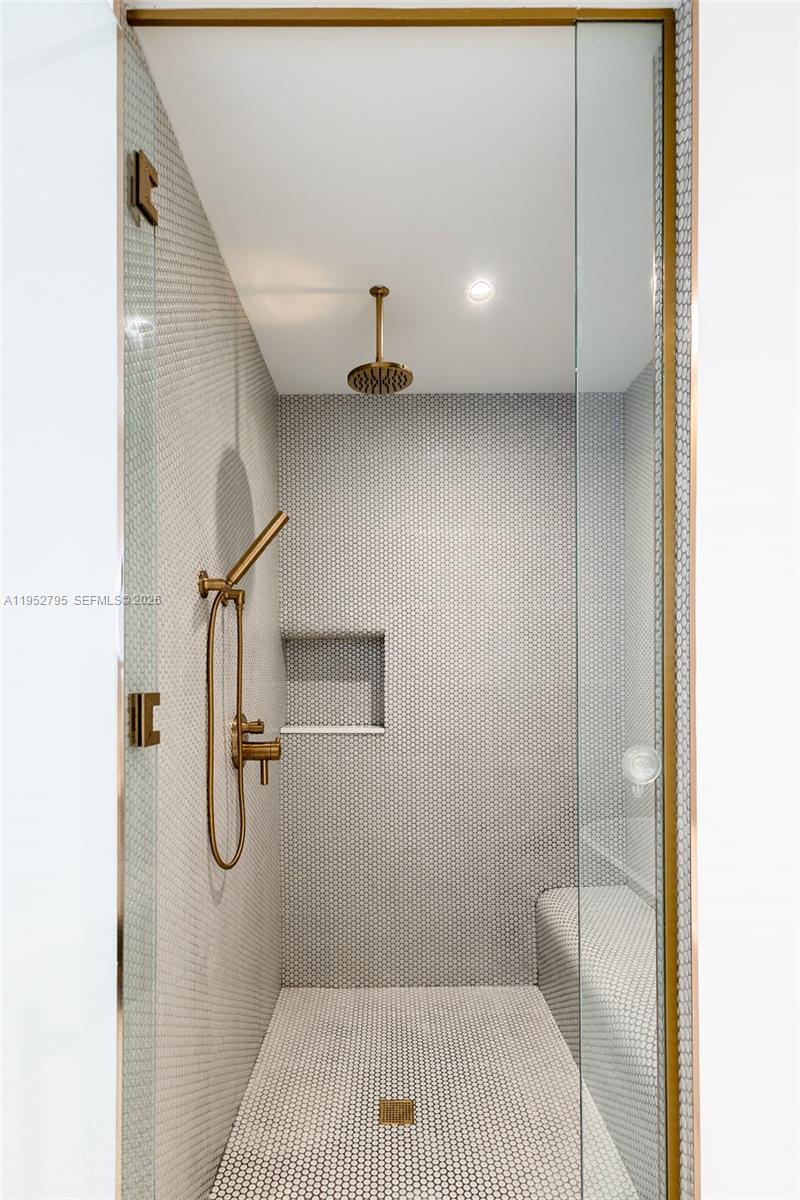 image Mr C Residenesx9