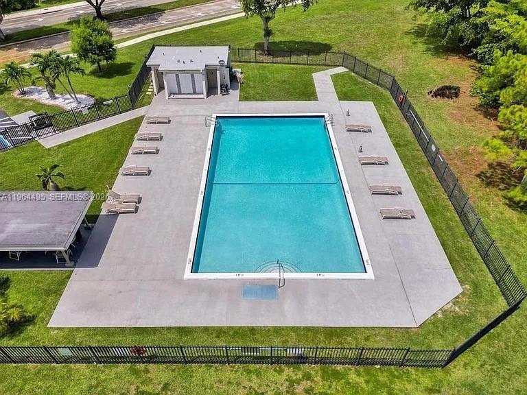 9401 NW 81st Ct Tamarac, FL 33321